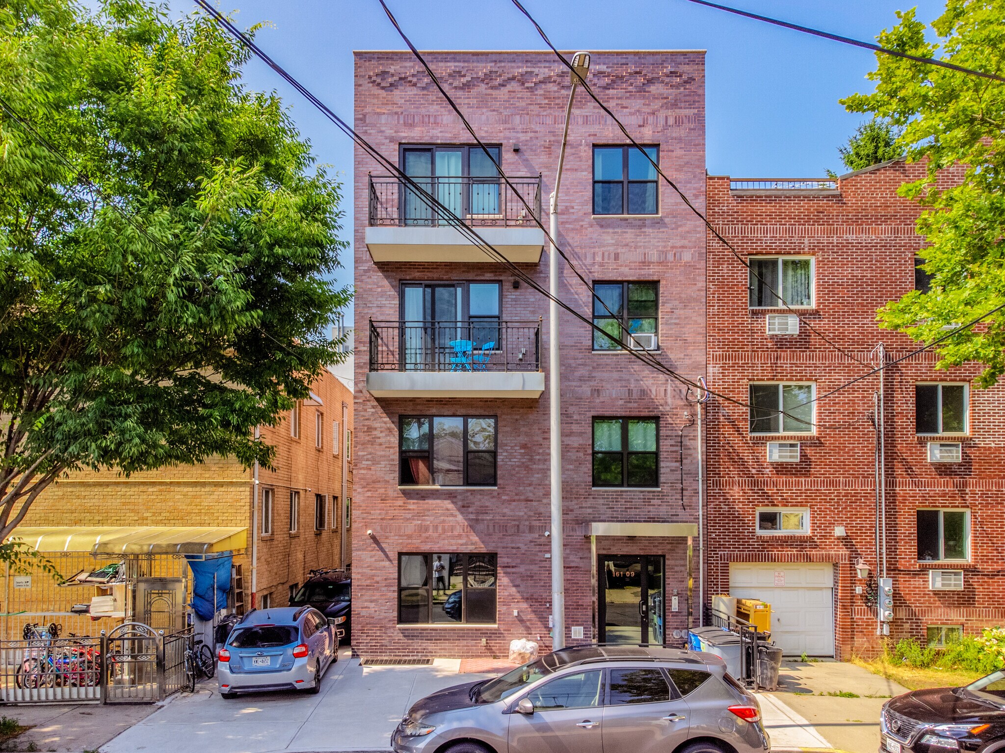 16109 72nd Ave, Fresh Meadows, NY à vendre Photo principale– Image 1 sur 13