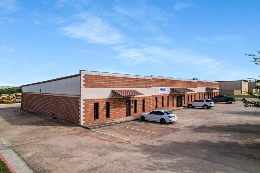 13630 Immanuel Rd, Pflugerville, TX à louer - Photo de l’immeuble – Image 2 sur 16