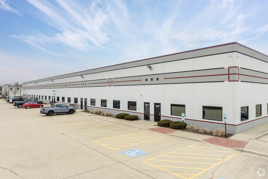 761 N 17th St, St Charles, IL à louer - Photo de l’immeuble – Image 1 sur 26