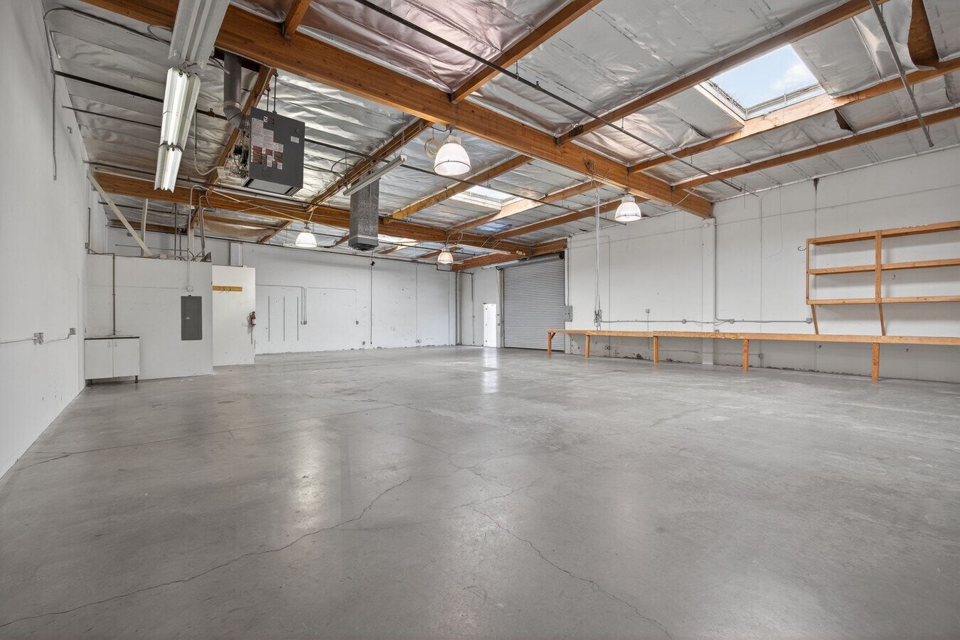 6085 King Dr, Ventura, CA 93003 - Lot 108 - - Photo intérieure - Image 1 of 7