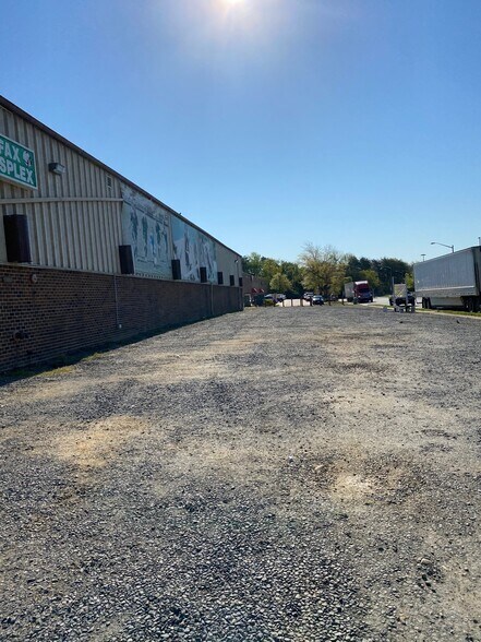 6800 Commercial Dr, Springfield, VA à louer - Photo de l’immeuble – Image 2 sur 9