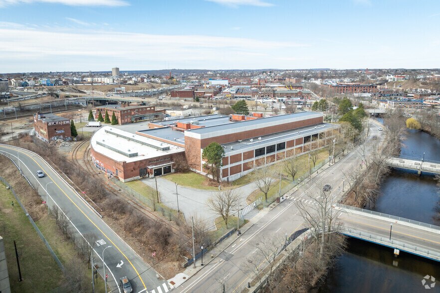 204 Kinsley Ave, Providence, RI à vendre - Photo de l’immeuble – Image 3 sur 5