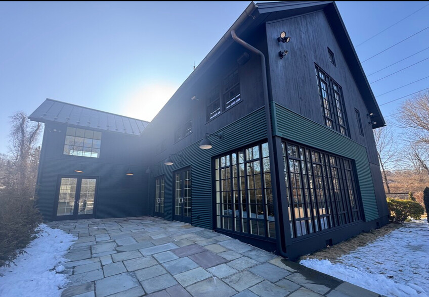 27 Cannon Rd, Wilton, CT à louer - Photo de l’immeuble – Image 2 sur 17