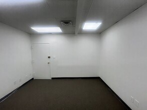 72-32 Broadway, Jackson Heights, NY à louer Photo intérieure– Image 1 sur 2