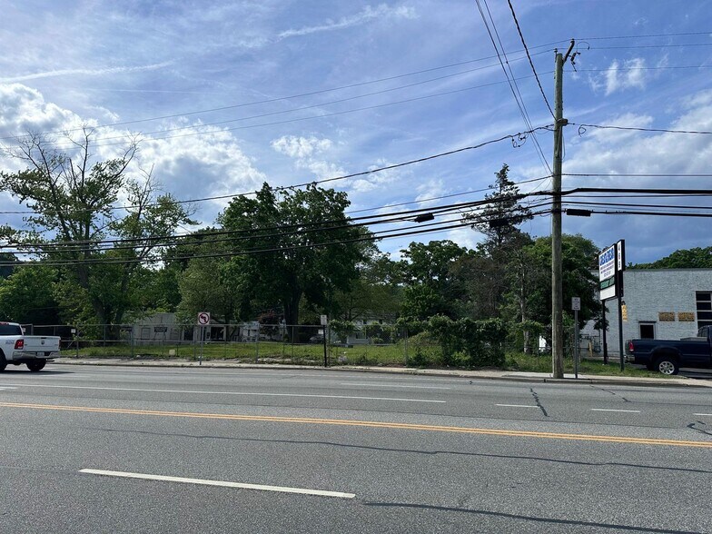 449 E Jericho Tpke, Huntington Station, NY à vendre - Photo de l’immeuble – Image 2 sur 4