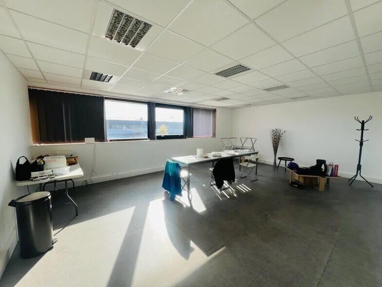 Local d’activités dans Élancourt à louer - Photo de l’immeuble – Image 3 sur 6