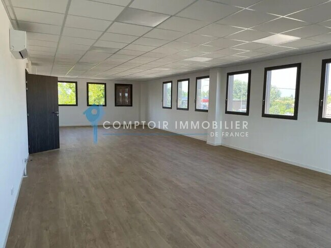 Plus de détails pour Local d'activités à louer