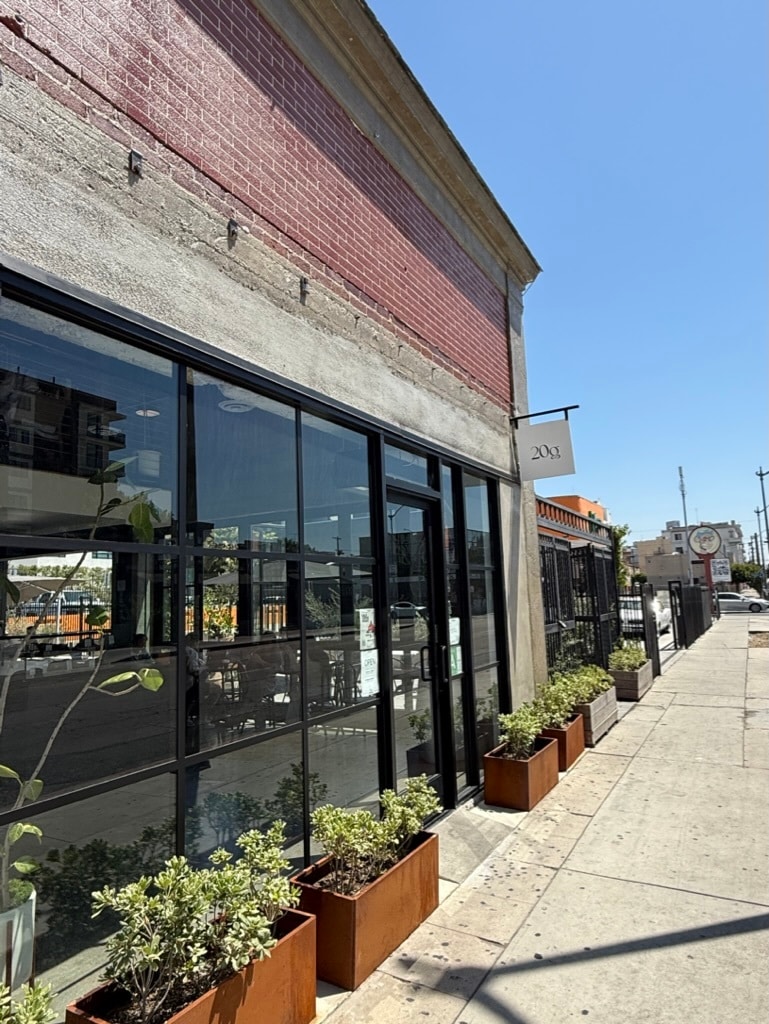 3411 W 8th St, Los Angeles, CA à louer Photo de l’immeuble– Image 1 sur 7