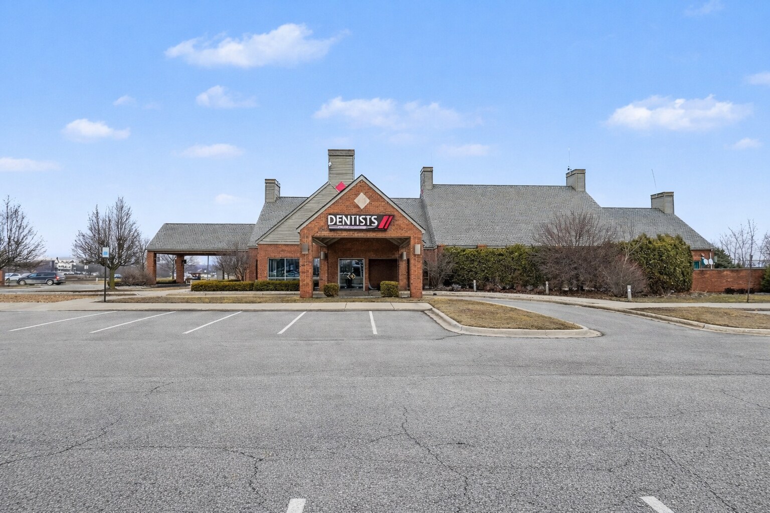 15555 Silver Pky, Fenton, MI à vendre Photo principale– Image 1 sur 54