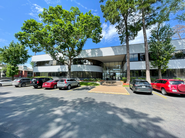 333 N Rivershire Dr, Conroe, TX à louer - Photo de l’immeuble – Image 3 sur 16