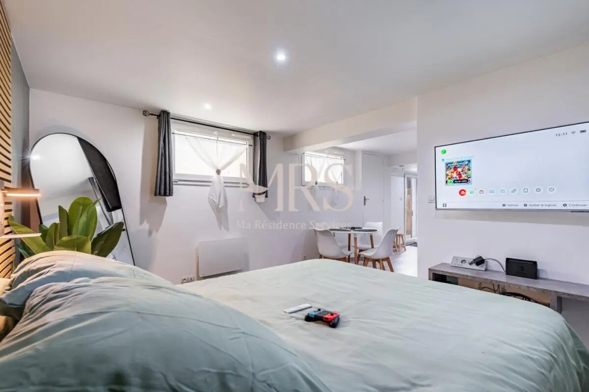 Local d'activités dans Chevilly-Larue à vendre Photo de l’immeuble– Image 1 sur 9