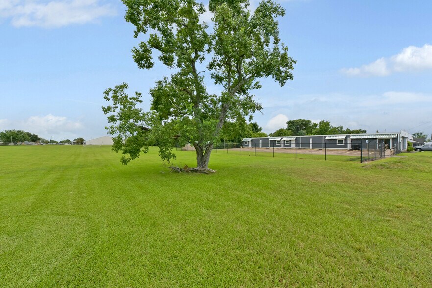 2206 N Gordon St, Alvin, TX à vendre - Photo de l’immeuble – Image 2 sur 36