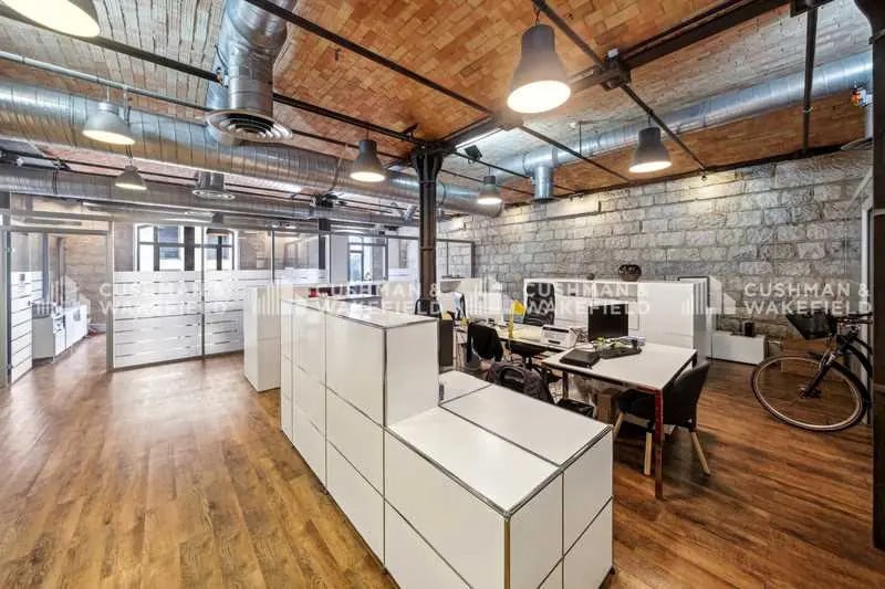 10 Place De La Joliette, Marseille à louer - Photo de l’immeuble – Image 3 sur 25