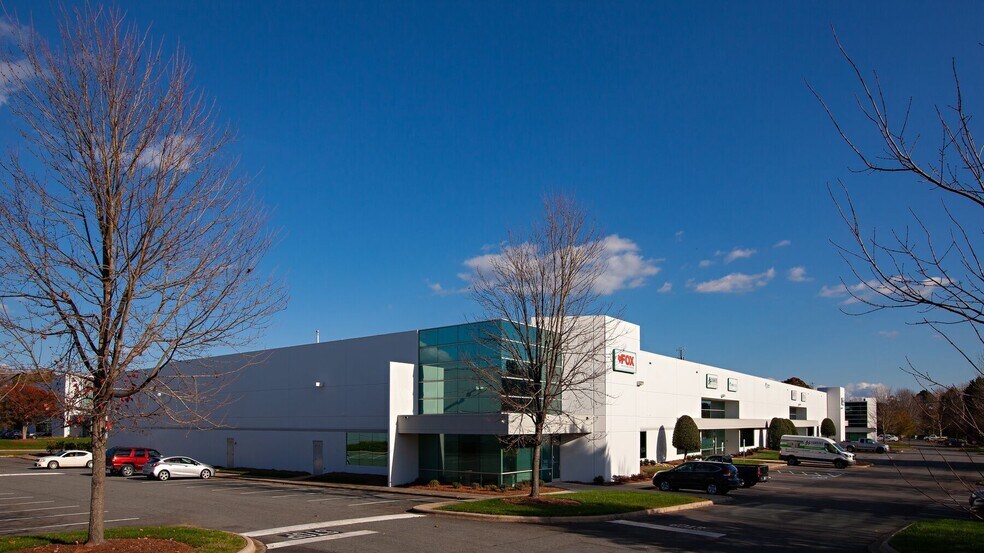 2121 Distribution Center Dr, Charlotte, NC à louer - Photo de l’immeuble – Image 1 sur 9