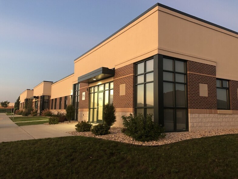 1025 Quinn Dr, Waunakee, WI à louer - Photo de l’immeuble – Image 1 sur 9