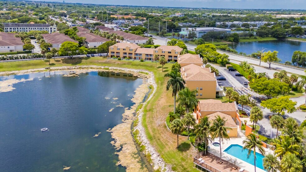 5200 NW 31ST AVE 2 CONDO SALE E96 & E98 portefeuille de 2 biens à vendre sur LoopNet.fr - Photo de l’immeuble – Image 3 sur 12