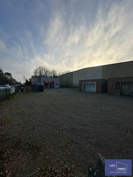 Local commercial dans SAINT-JEAN-D'ILLAC à vendre - Photo de l’immeuble – Image 2 sur 7