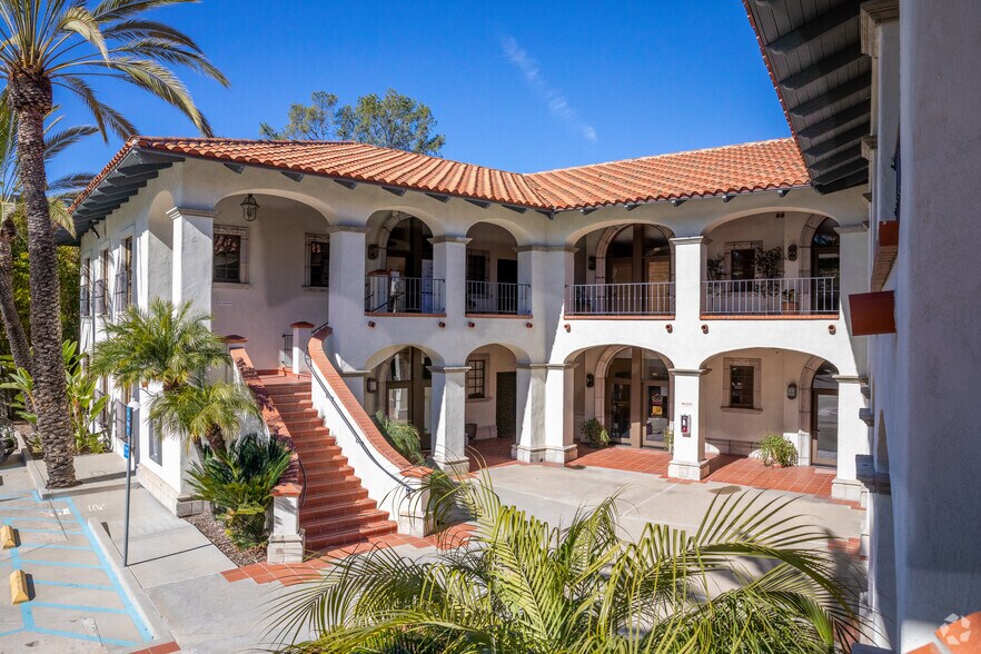 11665 Avena Pl, San Diego, CA à louer - Photo de l’immeuble – Image 3 sur 6