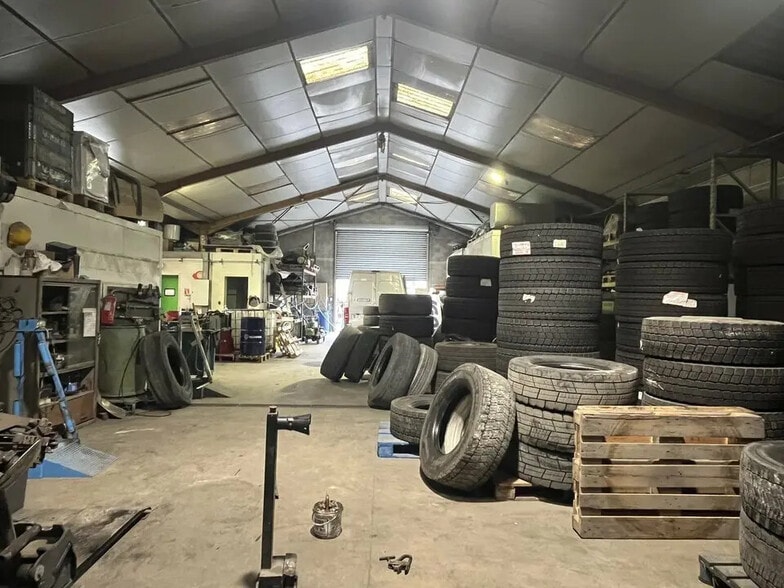 Local d'activités dans Châteaurenard à vendre - Photo de l’immeuble – Image 3 sur 11