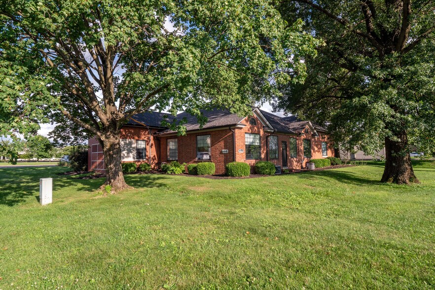 698 Morrison Rd, Columbus, OH à louer - Photo de l’immeuble – Image 2 sur 4