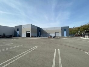 9455 Hyssop Dr, Rancho Cucamonga, CA à louer Photo de l’immeuble– Image 2 sur 2