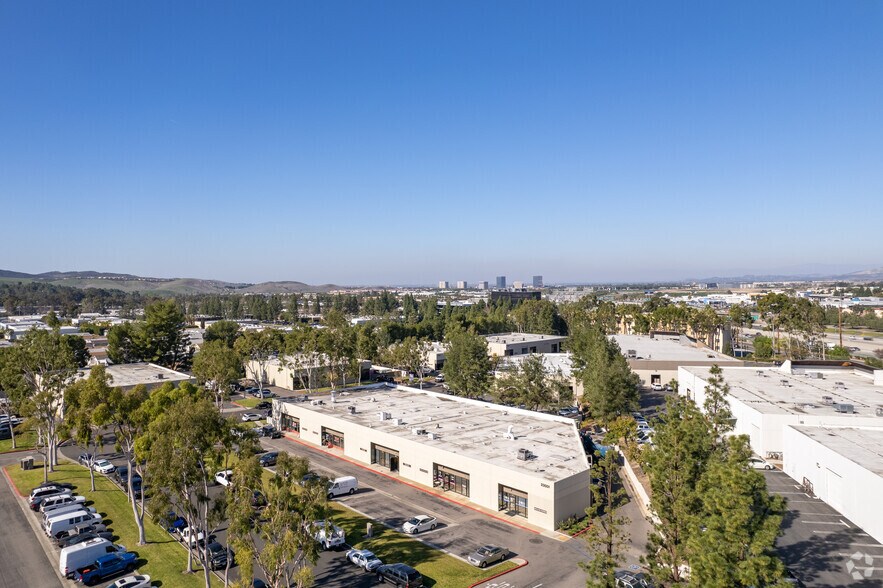 23461 Ridge Route Dr, Laguna Hills, CA à louer - Photo de l’immeuble – Image 2 sur 15