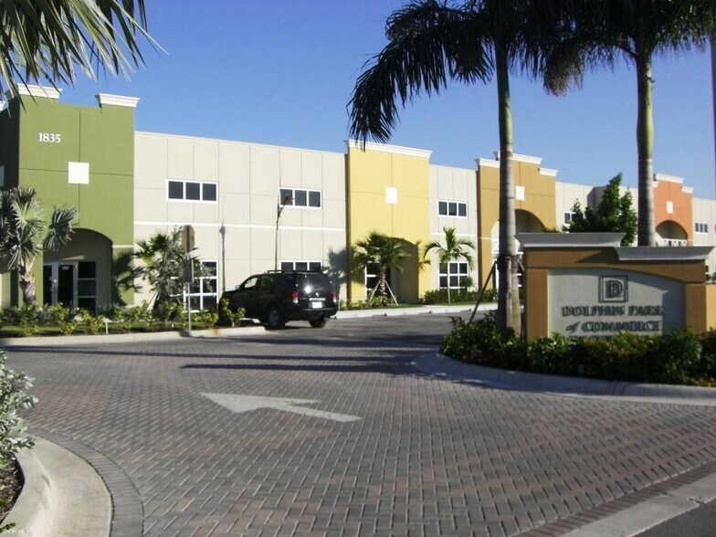 2071 NW 112th Ave, Miami, FL à louer - Photo de l’immeuble – Image 1 sur 1