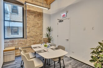 212 W Superior St, Chicago, IL à louer Photo intérieure– Image 2 sur 4