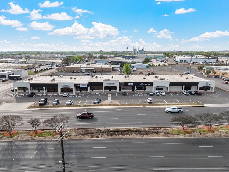4700-4734 W Waco Dr, Waco, TX à louer - Photo principale – Image 1 sur 9