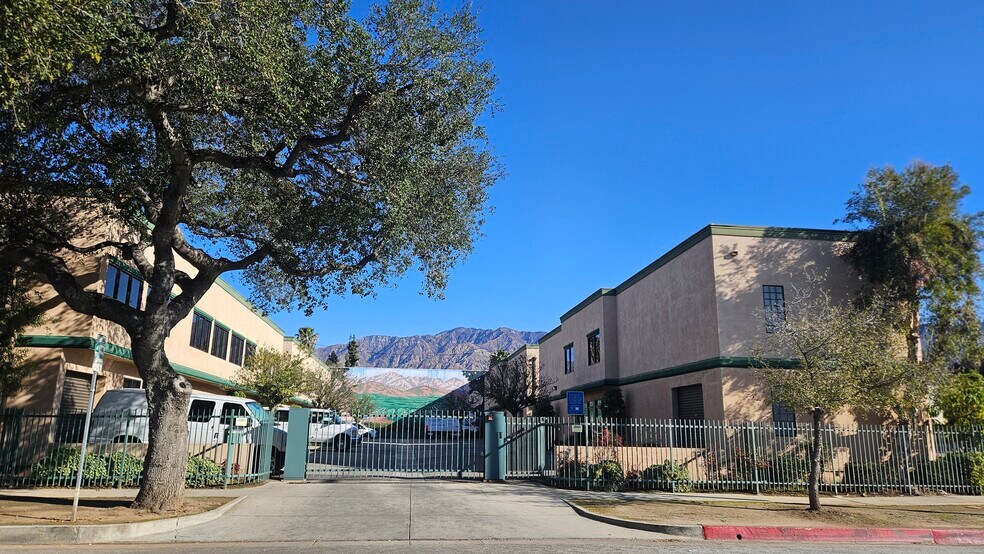 1785 Locust St, Pasadena, CA à vendre - Photo de l’immeuble – Image 3 sur 5