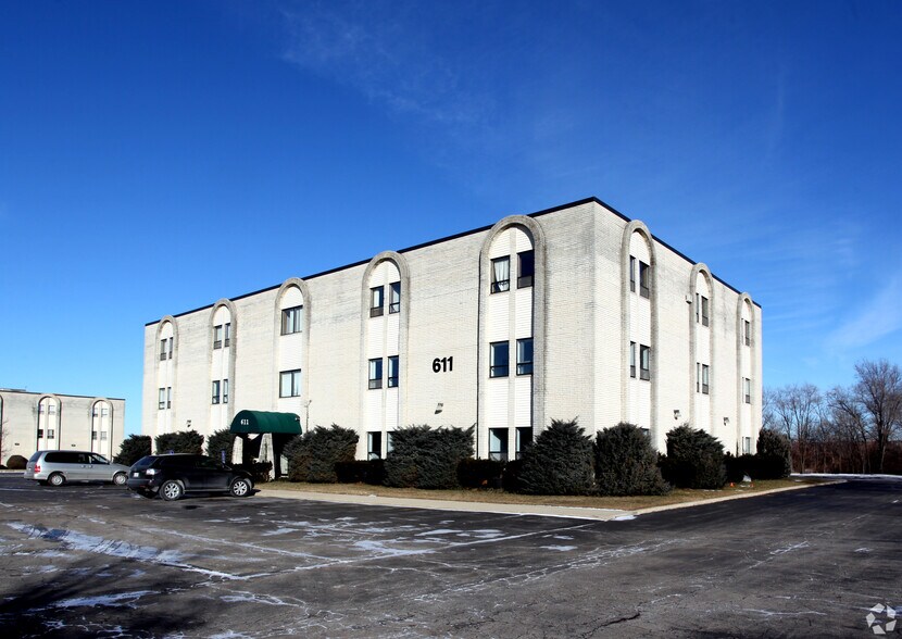611 Busse Rd, Bensenville, IL à louer - Photo de l’immeuble – Image 2 sur 13
