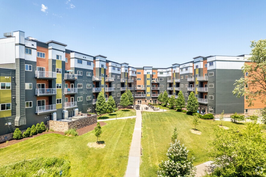 320 W Broadway, Monona, WI à louer - Photo principale – Image 1 sur 29