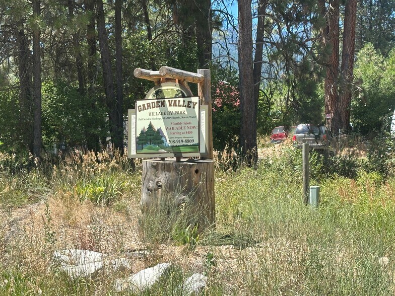 422 S Middlefork Rd, Garden Valley, ID à vendre - Photo de l’immeuble – Image 1 sur 11