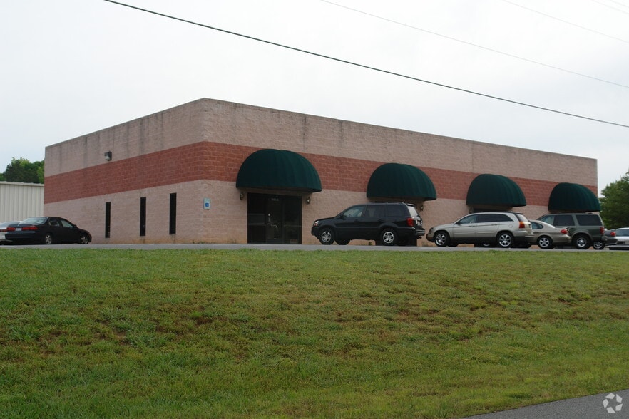 7491 Hagens Hollow Dr, Denver, NC à louer - Photo principale – Image 1 sur 6