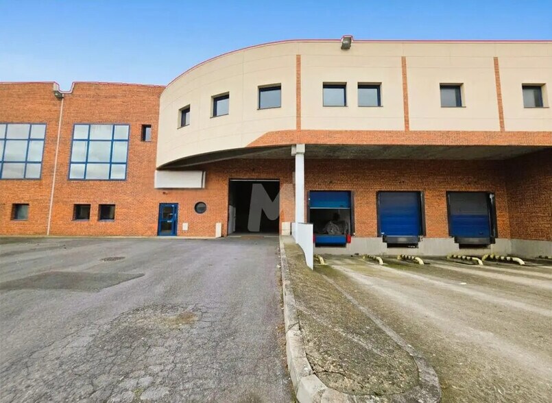 Local d’activités dans Moissy-Cramayel à louer - Photo de l’immeuble – Image 1 sur 7