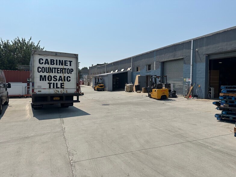 910 N Wellwood Ave, Lindenhurst, NY à louer - Photo de l’immeuble – Image 2 sur 4