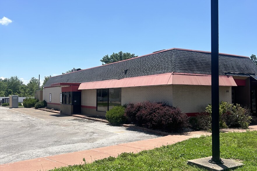 11938 Dorsett Rd, Maryland Heights, MO à louer - Photo de l’immeuble – Image 1 sur 2