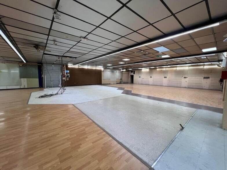Local commercial dans Ruy-Montceau à vendre - Photo de l’immeuble – Image 3 sur 9