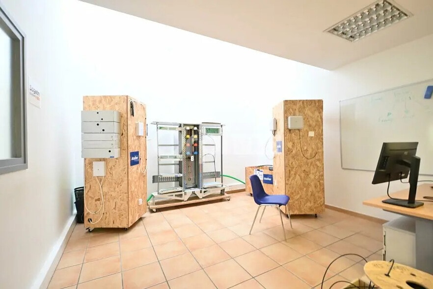 Local d'activités dans Chassieu à vendre - Photo de l’immeuble – Image 2 sur 12