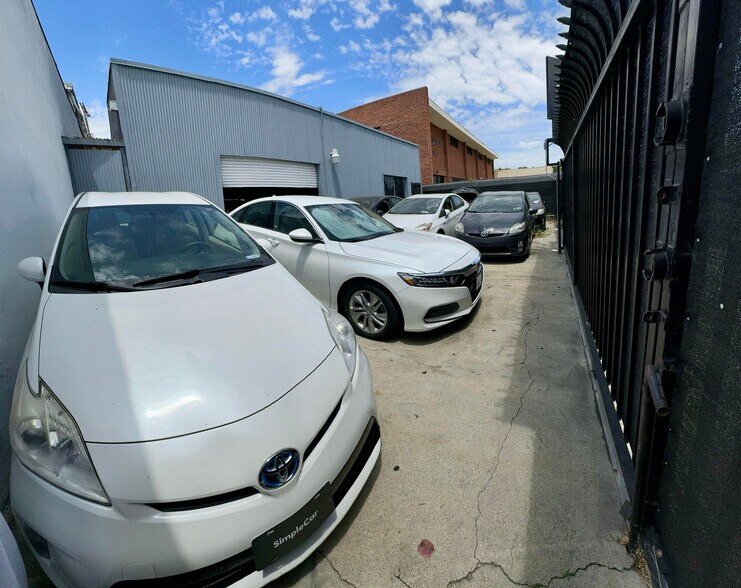 3121 W Jefferson Blvd, Los Angeles, CA à louer - Photo de l’immeuble – Image 2 sur 15