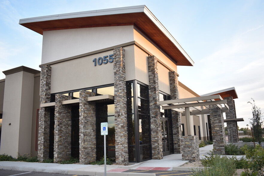 SEC of McQueen Rd & Chandler Blvd, Chandler, AZ à louer - Photo de l’immeuble – Image 1 sur 7