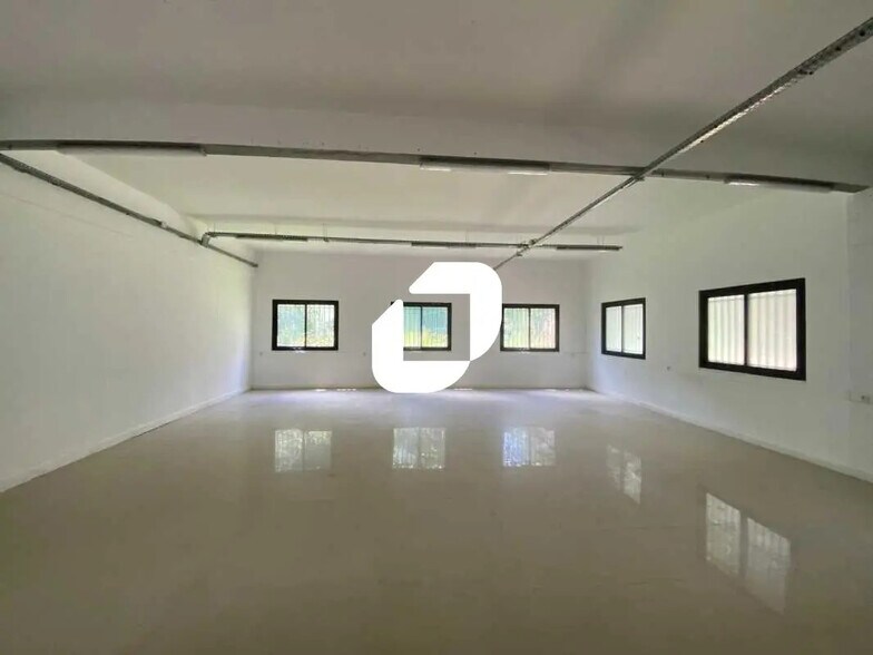 Local d’activités dans Marines à louer - Photo de l’immeuble – Image 1 sur 7