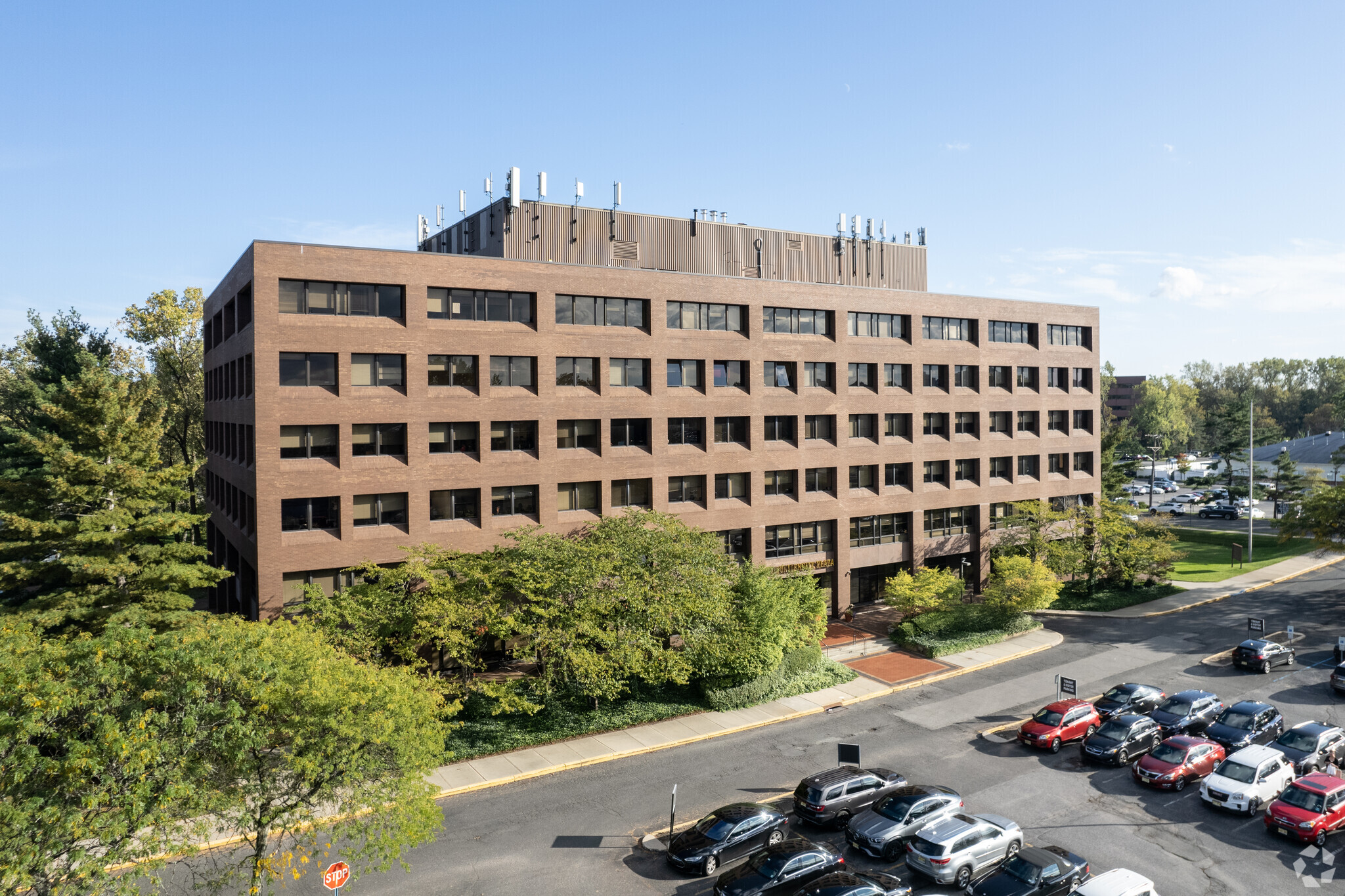 1 University Plz, Hackensack, NJ à louer Photo de l’immeuble– Image 1 sur 6