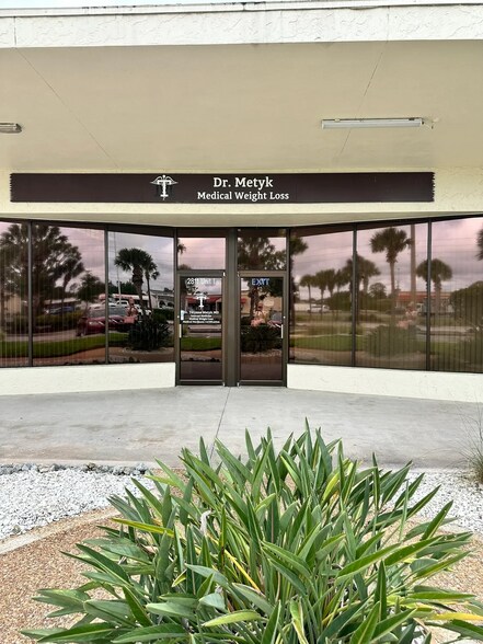 2811 Tamiami Trl, Port Charlotte, FL à louer - Photo de l’immeuble – Image 3 sur 8