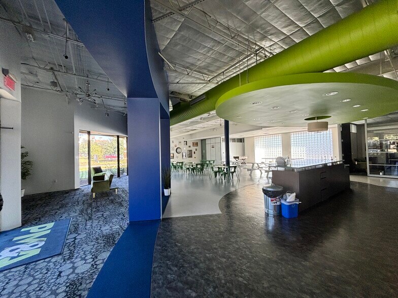 6801 Portwest Dr, Houston, TX à louer - Photo de l’immeuble – Image 2 sur 17