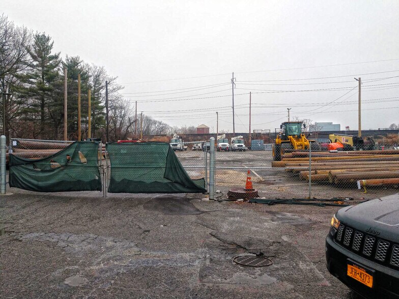 215 Parkway, Carle Place, NY à louer - Photo de l’immeuble – Image 3 sur 3