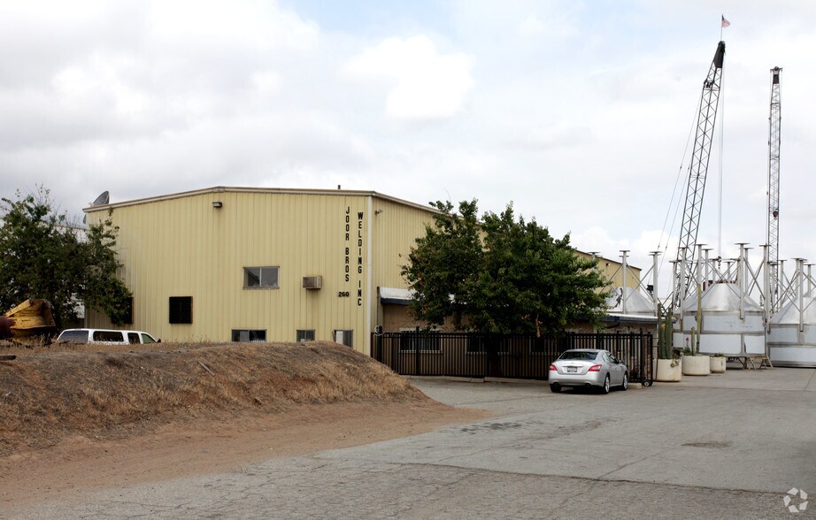 260 N Smith Ave, Corona, CA à vendre - Photo de l’immeuble – Image 3 sur 5