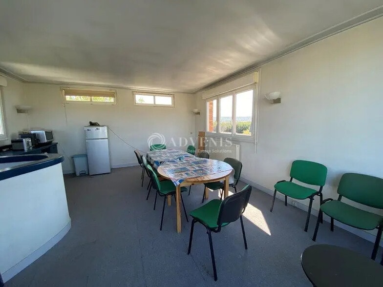 Bureau dans Poissy à vendre - Photo de l’immeuble – Image 2 sur 10