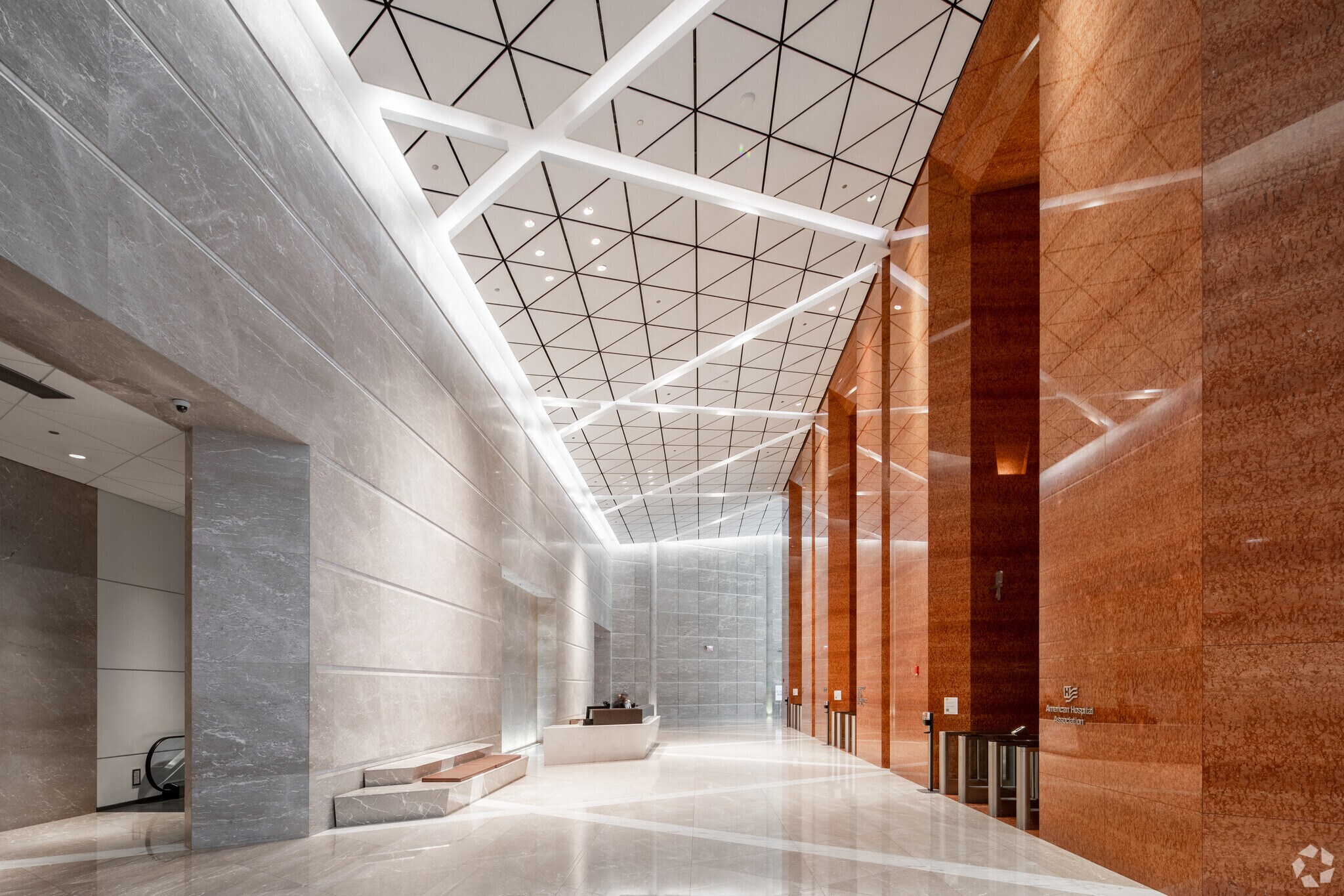 155 N Wacker Dr, Chicago, IL à louer Hall d’entrée– Image 1 sur 4