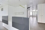 Espace intérieur moderne et lumineux, idéal pour des bureaux ou un studio créatif.
